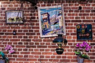 antyrama zawieszona na murze