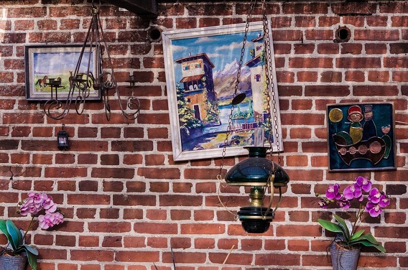 antyrama zawieszona na murze