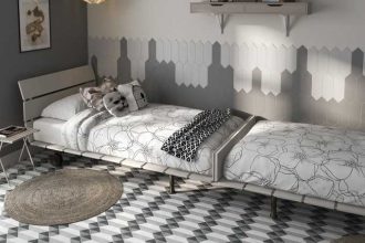 heksagonalne płytki w sypialni