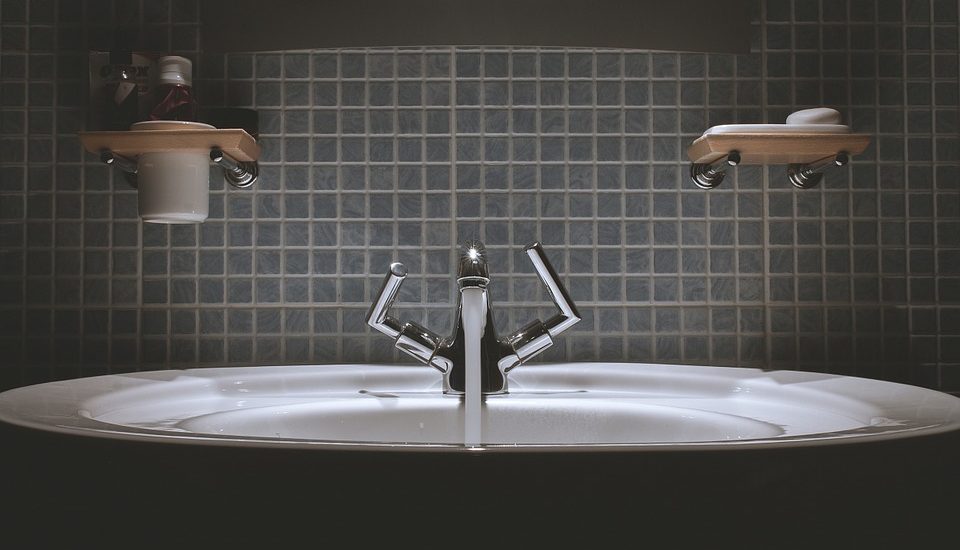 przezroczysta półka nad wanna