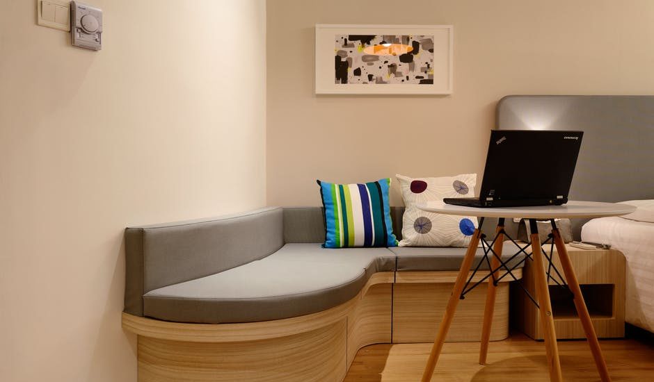 nowoczesny stolik pod laptop