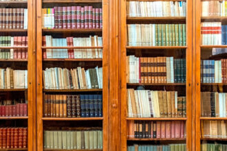 regał na książki zamykany