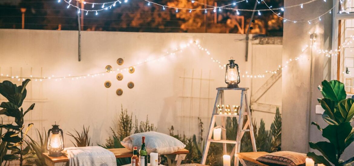 aranżacja tarasu z oświetleniem, meblami i dywanem