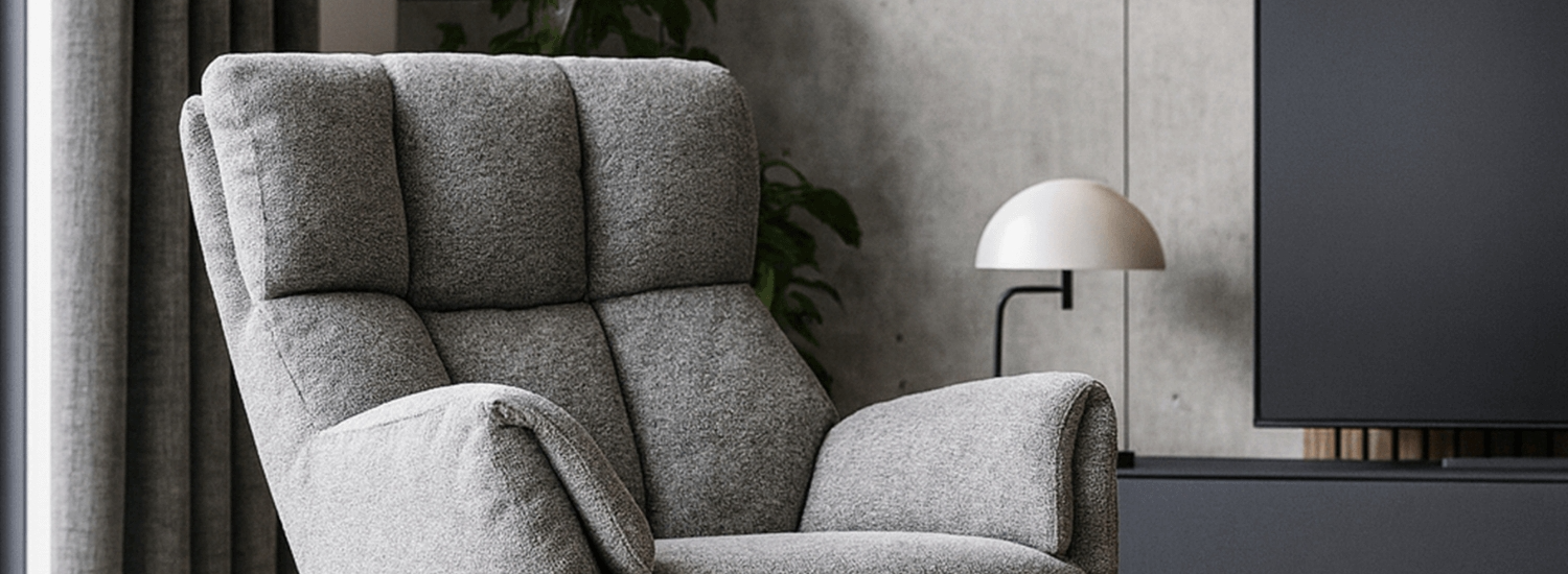 szary fotel kubełkowy w salonie