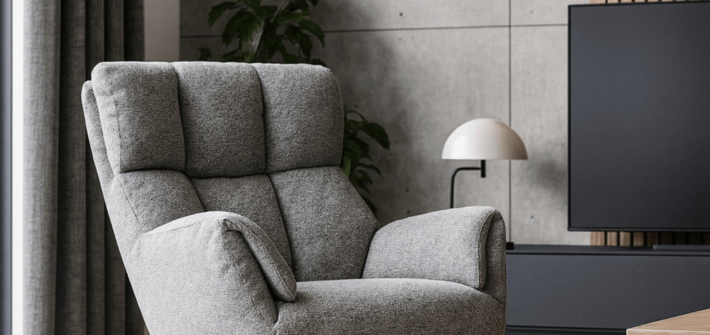 szary fotel kubełkowy w salonie